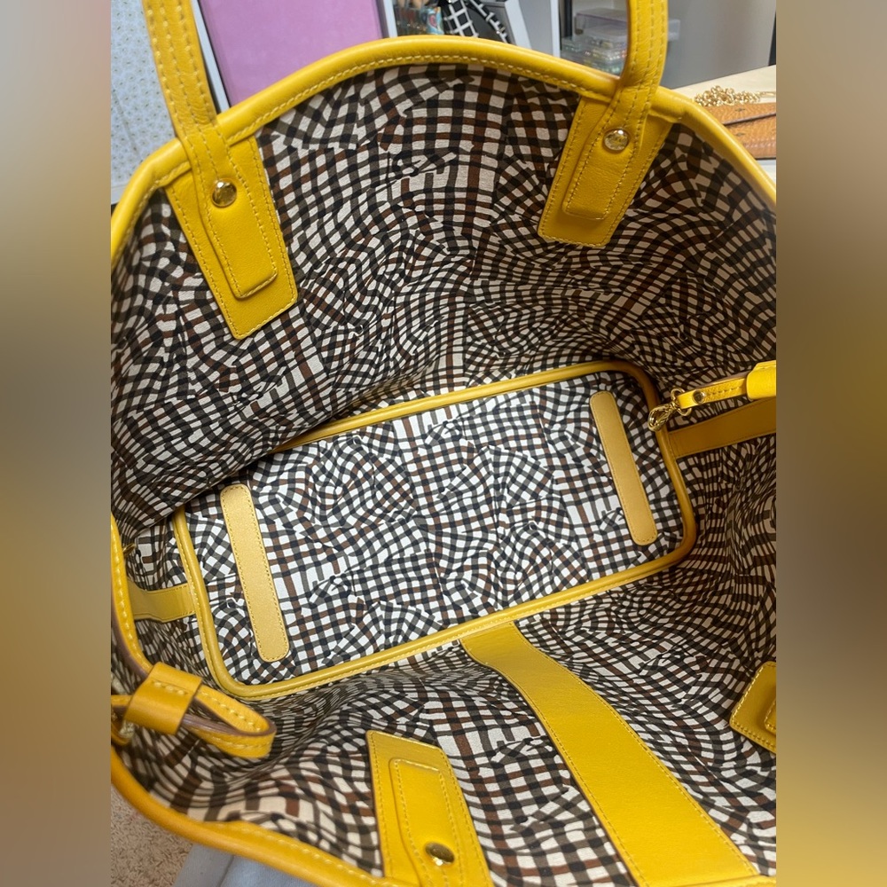 MCM Visetos Medium Liz Reversible Shopper Tote in Cognac and Yellow Leather - Picture 9 of 17